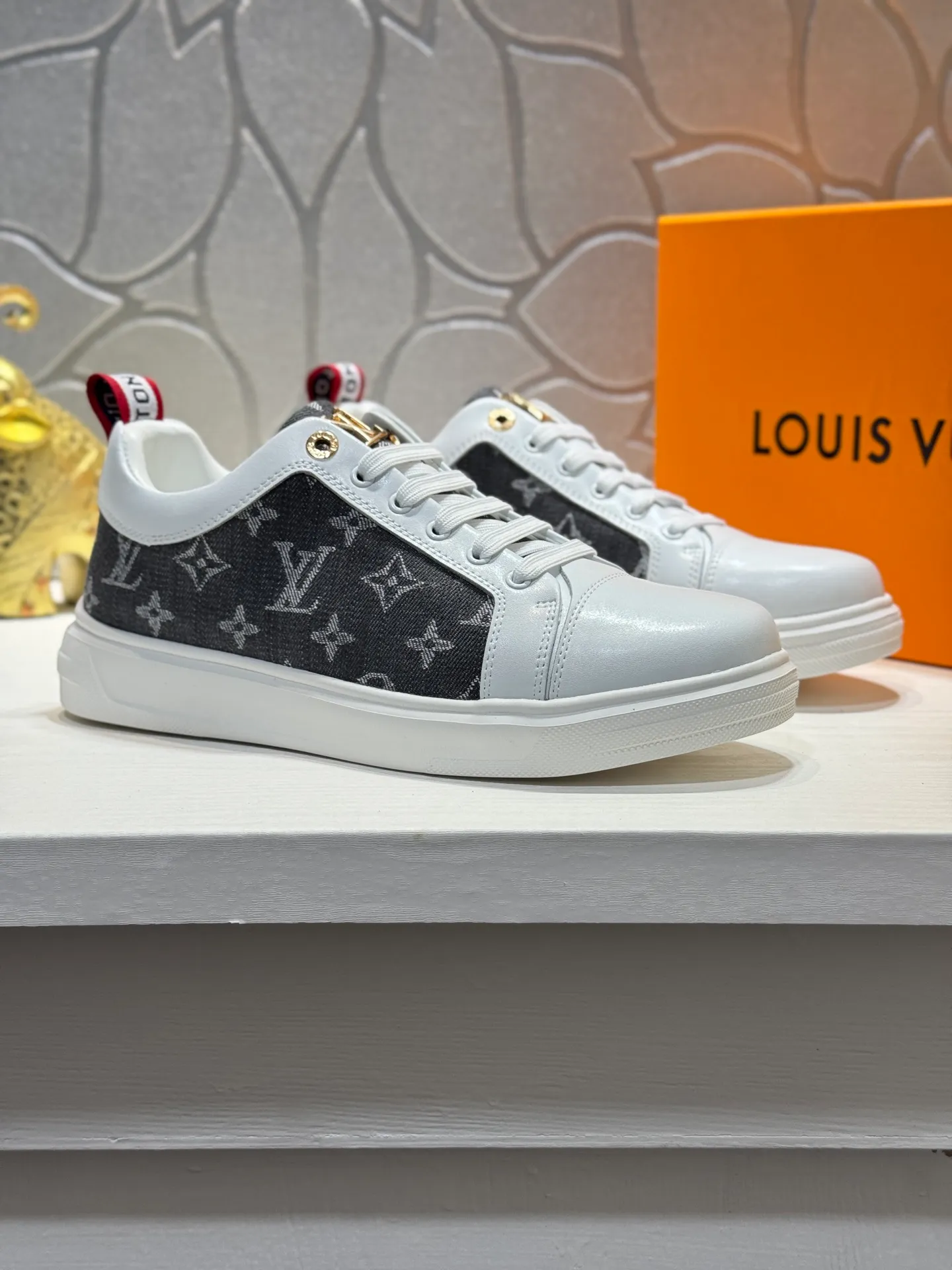 Men's shoes 💰400 [New model] 🌂🌂 Top quality original Louis Vuitton®️ Trendy and fashionable yet low-key men's casual shoes, LV cowhide embossed upper, comfortable and breathable, mesh lining, original rubber outsole, 2 colors available ~ a must-have for stylish men. Size: 38-44 (45 customized
